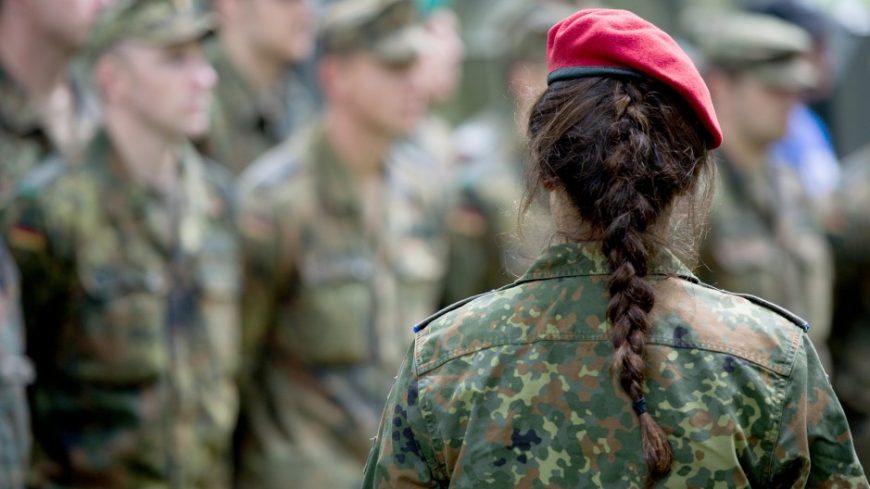 Německá armáda bez techniky, zato s těhotenskými uniformami. Co to znamená pro ČR?