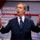 Nigel Farage válcuje průzkumy